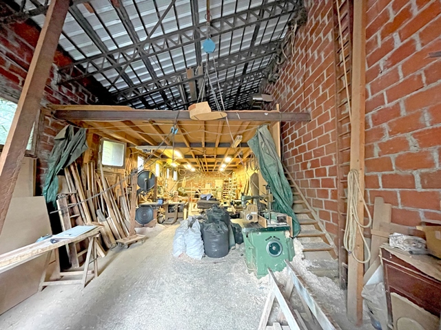 Local d'activité de 107,60 m² - SAINT-CAPRAIS