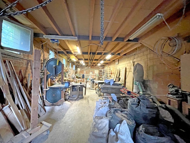 Local d'activité de 107,60 m² - SAINT-CAPRAIS