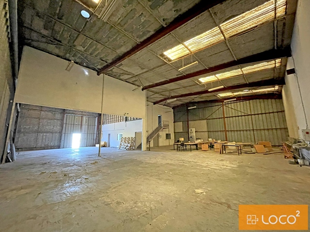 Local d'activité de 605 m²